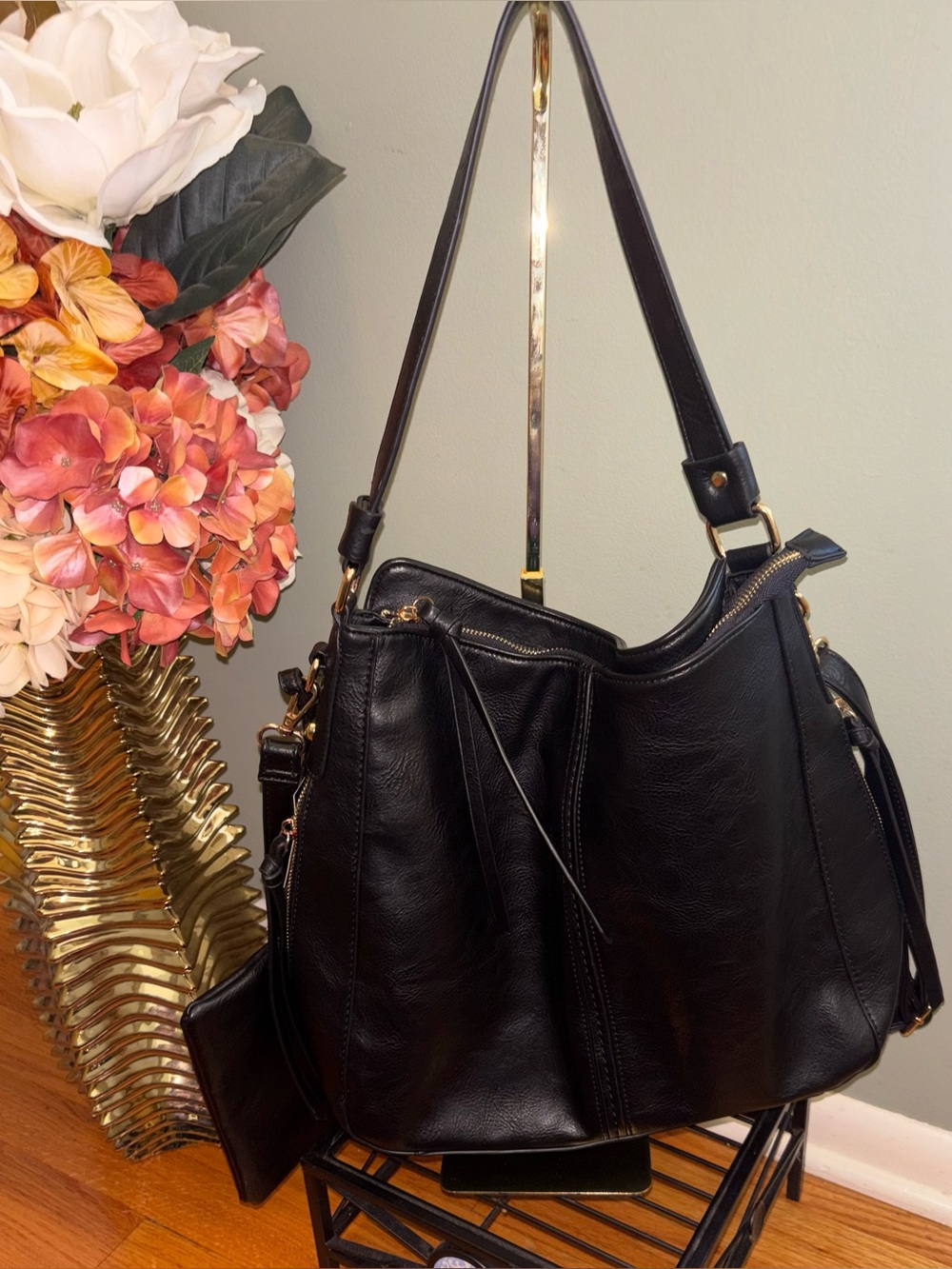 Black faux-leather Angel Barceló shoulder bag offers welcome!